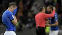 Striker Italia, Andrea Belotti, tampak sedih usai gagal membawa Italia lolos ke Piala Dunia 2018 setelah disingkirkan Swedia di Stadion Giuseppe Meazza, Senin (13/11/2017). Italia bermain imbang 0-0 dengan Swedia. (AFP/Miguel Medina)