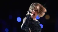 Salah satu penggemar TayTay bahkan menuliskan "Taylor Swift mengatakan hai!" yang merupakan sindiran pedas untuk Karlie dan Harry. (KEVORK DJANSEZIAN  GETTY IMAGES NORTH AMERICA  AFP)