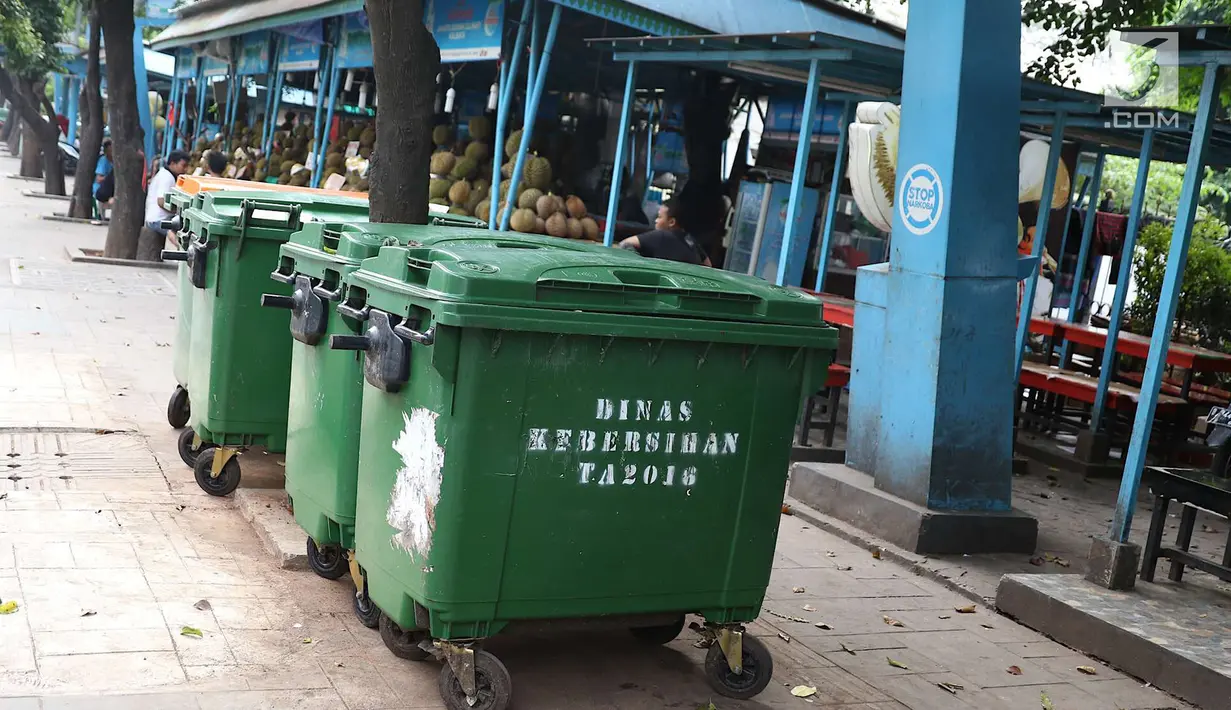 Tong sampah milik Pemprov DKI Jakarta berjajar di kawasan Kalibata, Jakarta, Selasa (5/6). Pengadaan tong sampah dengan anggaran senilai Rp9,6 miliar ini bertujuan untuk menunjang truk sampah DKI yang sudah lebih modern. (Liputan6.com/Immanuel Antonius)