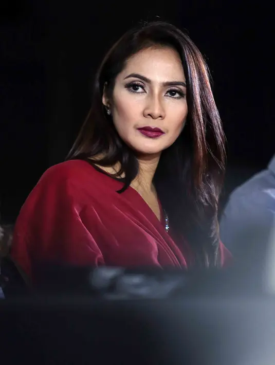 Walaupun usianya sudah memasuki kepala 4, akan tetapi Maudy Koesnaedi tetap punya wajah yang cantik. Kecantikannya ditambah dengan bentuk hidungnya yang mancung. (Deki Prayoga/Bintang.com)