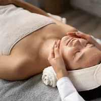 Facial massage bukan hanya ritual kecantikan, tapi juga bentuk perawatan kulit yang menyeluruh. (foto/dok: freepik)