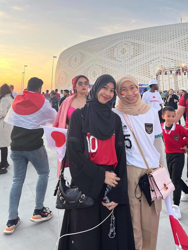 7 Potret Azizah Salsha dan Adiba Khanza Dukung Suami Lawan Jepang di Qatar