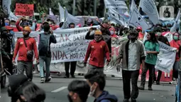 Massa F-MRM saat aksi mengecam polusi debu batu bara di Balai Kota, Jakarta Pusat, Senin (28/3/2022). Massa menuntut Gubernur DKI Jakarta Anies Baswedan segera mengatasi permasalahan polusi debu batu bara yang telah mengancam kesehatan dan keselamatan warga Marunda. (merdeka.com/Iqbal S. Nugroho)