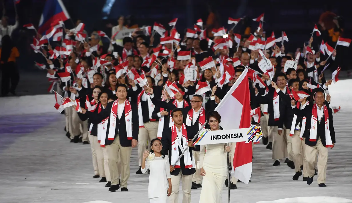 Atlet dan official Indonesia saat mengikuti opening ceremony SEA Games ke-29 di  Kuala Lumpur, Malaysia (19/8/2017). (AFP/Adek Berry)
