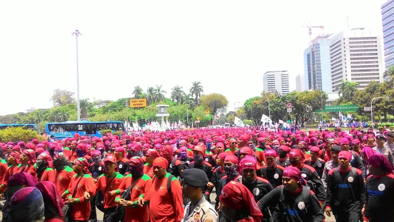 Unjuk rasa yang dilakukan buruh dari KSPI sudah berada di depan Gedung Mahkamah Konstitusi.