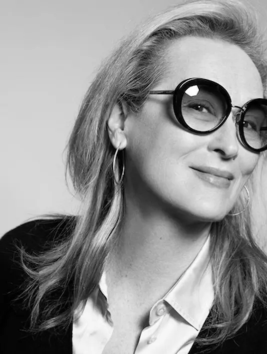 Menonjolkan sosok yang galak dan tegas, Meryl Steep ternyata merupakan sosok yang keibuan. Masih dengan rambut putihnya, Meryl Steep kini memilih memanjangkan rambut. Dalam beberapa kesempatan, Merryl Steep tampil dengan busana yang modis di usia yang tidak lagi muda. (instagram.mer.streepy)