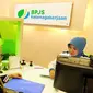 Petugas melayani warga pengguna BPJS di di Kantor Cabang BPJS Ketenagakerjaan Salemba, Jakarta, Rabu (04/5). BPJS menargetkan 22 juta tenaga kerja dalam kepesertaan BPJS Ketenagakerjaan.(Liputan6.com/Fery Pradolo)