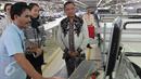 Menteri Perindustrian Saleh Husin berkunjung ke pabrik PT Pan Brother di Tangerang, Banten,  Selasa (13/10/2015). Menurut Menperin, penanaman modal dan pengembangan industri akan terus melaju sesuai paket kebijakan ekonomi. (Liputan6.com/Angga Yuniar)