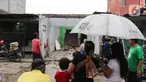 Warga melihat rumah yang dibongkar saat pembebasan lahan proyek Jalan Tol CIbitung-CIlincing seksi 4 di kawasan Semper Timur, Cilincing, Jakarta Utara, Selasa (8/11/2022). PT Cibitung Tanjung Priok Port Tollways (CTP Tollways) sebagai Badan Usaha Jalan Tol (BUJT) mencatat progres pembebasan lahan untuk seksi 4 sepanjang 7,28 km telah mencapai 100% dan ditargetkan pembangunannya selesai pada akhir tahun 2022. (Liputan6.com/Herman Zakharia)
