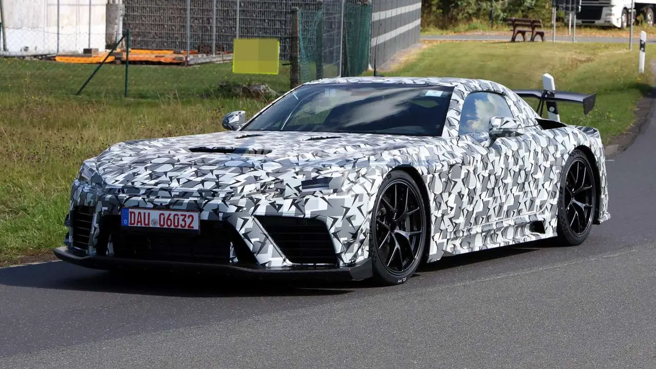 Prototipe Lexus LFR V8 saat diuji coba di lintasan Nürburgring, Jerman, dengan balutan kamuflase tipis yang memperlihatkan siluet supercar generasi baru (Autoindustriya)