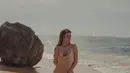 <p>Satin dress berwarna nude adalah musf fashion item untuk berlibur ke pantai, lho. (instagram/arieltatum)</p>