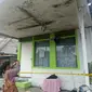 Polisi memasang garis polisi di depan rumah yang menjadi lokasi pembakaran dan penganiayaan istri yang dilakukan suaminya. (Liputan6.com/Apriyanto)