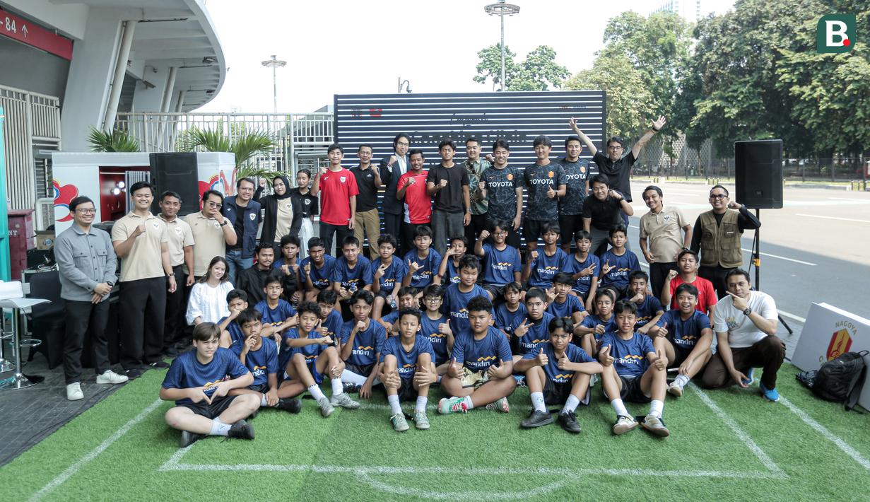 <p>Para peserta berfoto bersama dalam acara coaching clinic bersama Nagoya Grampus di Garuda Store, GBK, Senayan Jakarta, Jumat (26/06/2025) pagi WIB. (Bola.com/Bagaskara Lazuardi)</p>