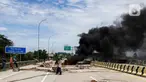 Sejumlah warga melakukan aksi menutup akses jalan menuju Gerbang Tol (GT) Jatikarya 1& 2, di Jalan tol Cimanggis-Cibitung, Bekasi, Jawa Barat, Rabu (8/2/2023). Dalam aksinya mereka menuntut Pengadilan Negeri Kota Bekasi segera menyelesaikan pembayaran atas penggunaan tanah untuk tol seluas 4,2 hektar. (Liputan6.com/Herman Zakharia)
