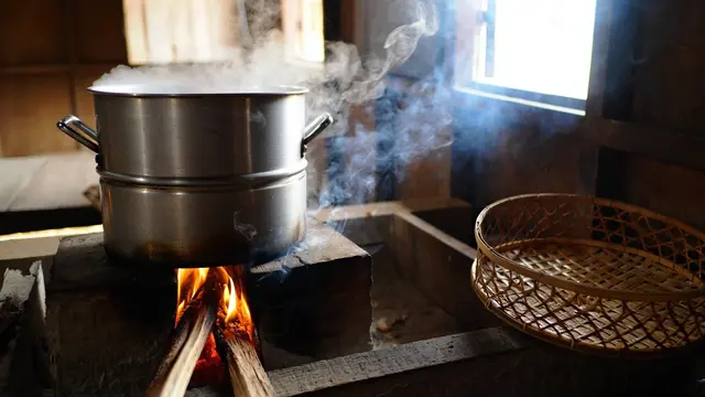 Cara Memasak Nasi ala Orang Desa (Foto: Gemini AI)