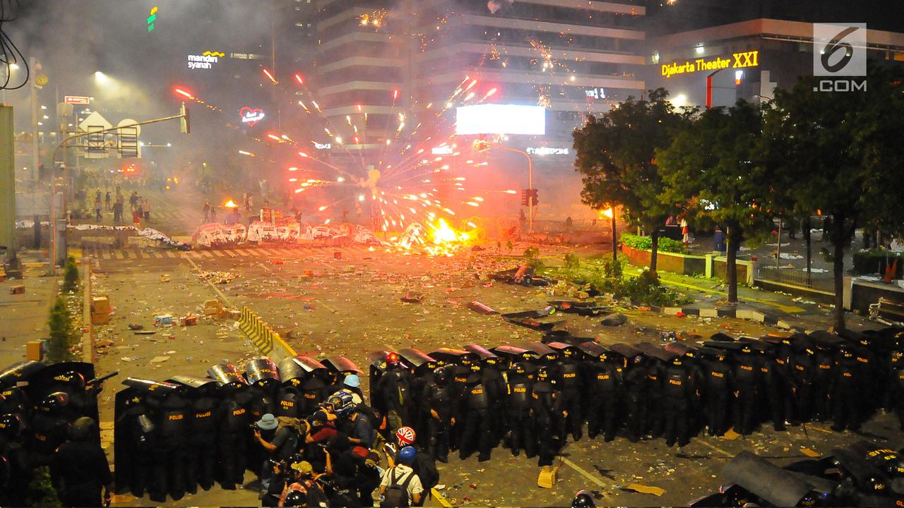 Bentrokan di Depan Gedung Bawaslu