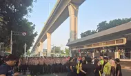 BEM UI Demo di Mabes Polri, Bawa Karangan Bunga