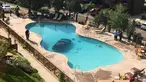 Sebuah mobil terlihat di dalam kolam renang setelah seorang wanita berusia 73 tahun keliru menginjak gas saat ia ingin menekan rem di Cheyenne Mountain Resort, Colorado Springs, (4/7). (Kyla Galer / KKTV 11 via AP)