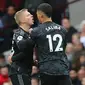 Bek Arsenal, Oleksandr Zinchenko, mencetak gol penyeimbang ke gawang Aston Villa pada laga pekan ke-24 Premier League 2022/2023 yang digelar di Villa Park, Sabtu (18/2/2023) malam WIB. (AFP/Geoff Caddick)