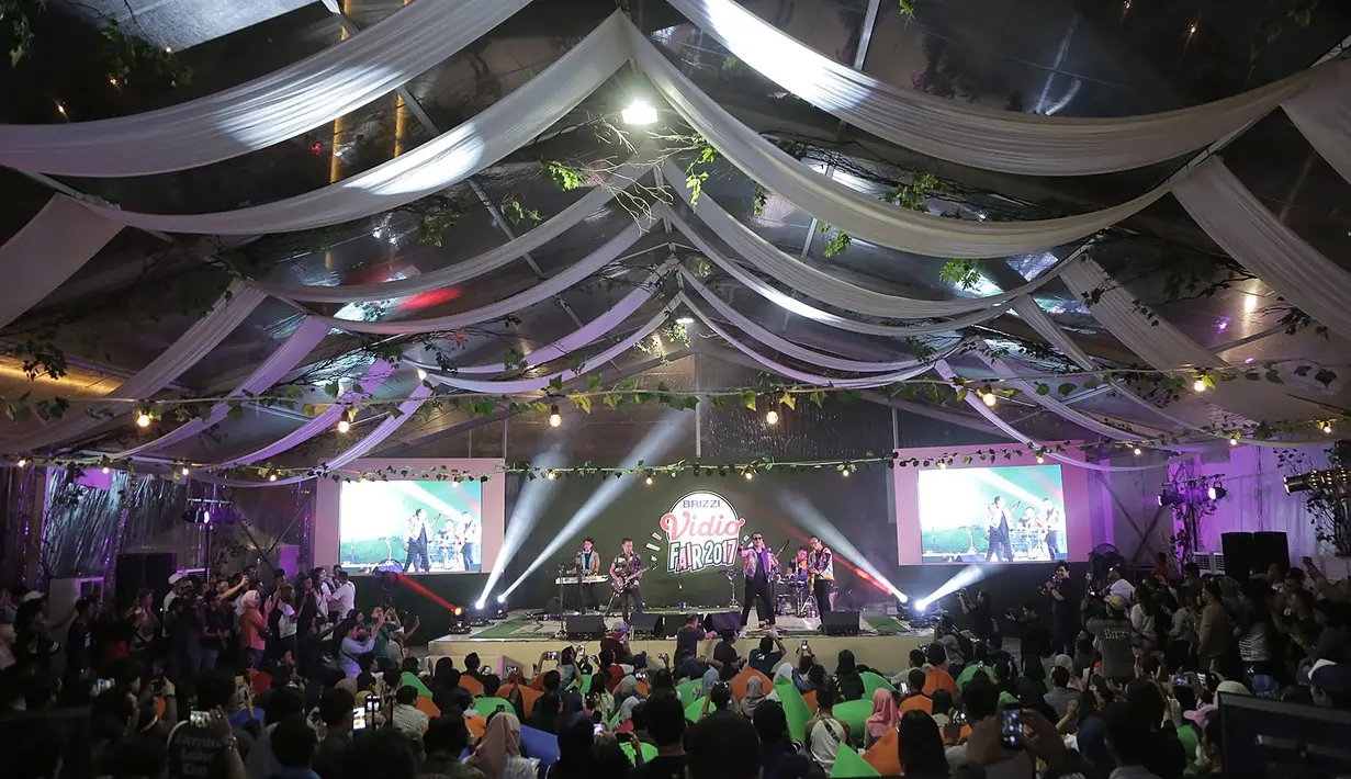 Penampilan Giring bersama Nidji dalam acara Brizzi Vidio Fair 2017 di The Space Senayan City, Jakarta Pusat, Sabtu (9/12/2017) malam. Ini menjadi saat-saat akhir giring sebelum memutuskan fakum. (Daniel Kampua/Bintang.com)