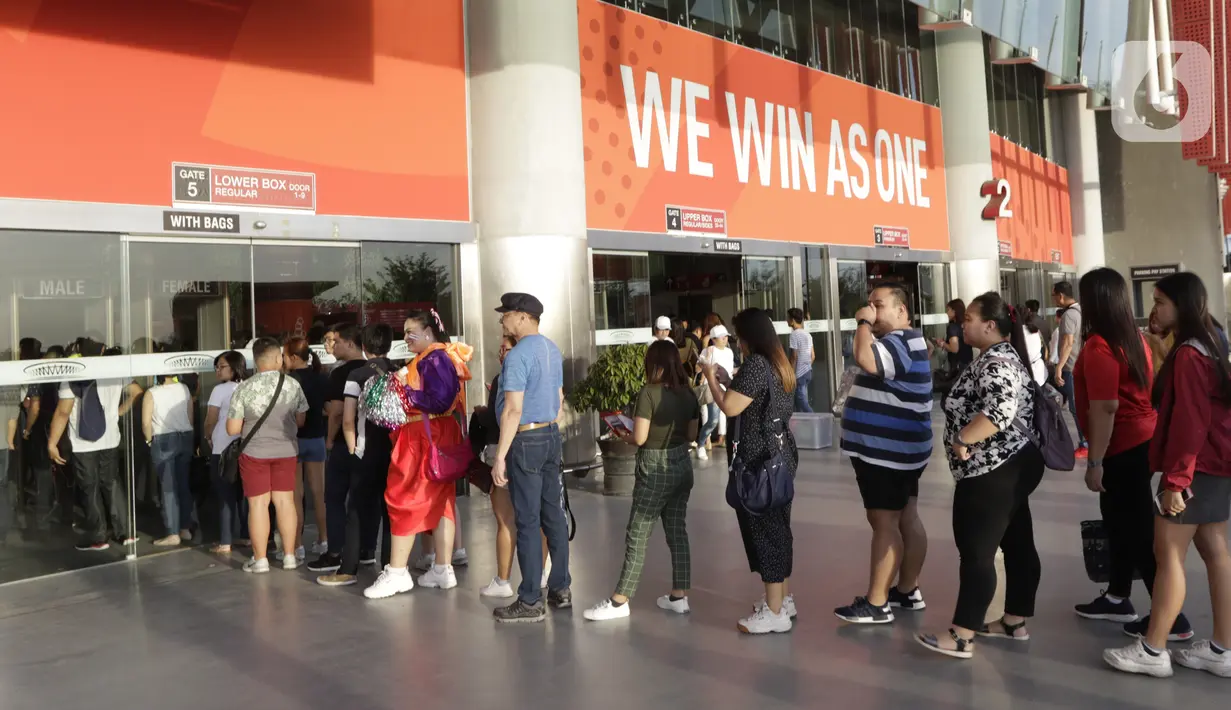 Para penonton antre jelang upacara pembukaan SEA Games 2019 di Philipine Arena Bulacan, Manila, Sabtu (30/11/2019). Pesta olahraga se-Asia Tenggara ini akan berlangsung hingga 11 Desember. (Bola.com/M Iqbal Ichsan)