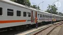 Petugas membersihkan gerbong kereta api di Stasiun Pasar Senen, Jakarta, Minggu (15/3/2020). PT KAI Daop I Jakarta melakukan penyemprotan disinfektan dan pembersihan KA jarak jauh untuk antisipasi dan pencegahan penyebaran COVID-19. (Liputan6.com/Herman Zakharia)