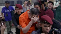 Buron tersebut dikenal dengan berinisial LQ alias JL (Joe Lin). LQ alias Joe Lin ditangkap berdasarkan red notice dan perintah penangkapan dari Shanghai Public Security. (Liputan6.com/Herman Zakharia)