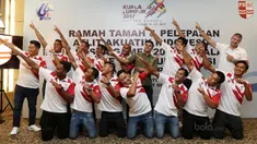 Gaya Tim Polo Air Putra Indonesia saat berfoto pada acara pelepasan tim Akuatik Indonesia di Epicentrum, Jakarta, Jumat (11/8/2017). Akuatik menargetkan lima emas pada  SEA Games 2017. (Bola.com/Nicklas Hanoatubun)