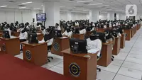 Peserta mengikuti proses Tes Standar Kompetensi Dasar (SKD) CPNS di BKN, Jakarta, Kamis (2/9/2021). Sebanyak 800 peserta mengikuti tes yang dibagi dua sesi dan menerapkan protokol kesehatan yang ketat. (Liputan6.com/Herman Zakharia)