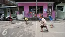Sejumlah anak warga Bukit Duri bermain sepak bola di pemukiman yang akan ditertibkan oleh Pemprov DKI Jakarta, Rabu (7/9). Pemprov DKI layangkan Surat Peringatan (SP) 2 untuk warga Bukit Duri. (Liputan6.com/Yoppy Renato)
