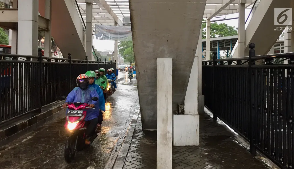 Pengendara sepeda motor menerobos masuk ke jalur bus di Terminal Manggarai, Jakarta, Senin (15/1). Untuk menghindari macet, para pemotor tersebut nekat menerobos ke jalur bus Terminal Manggarai. (Liputan6.com/Immanue Antonius)