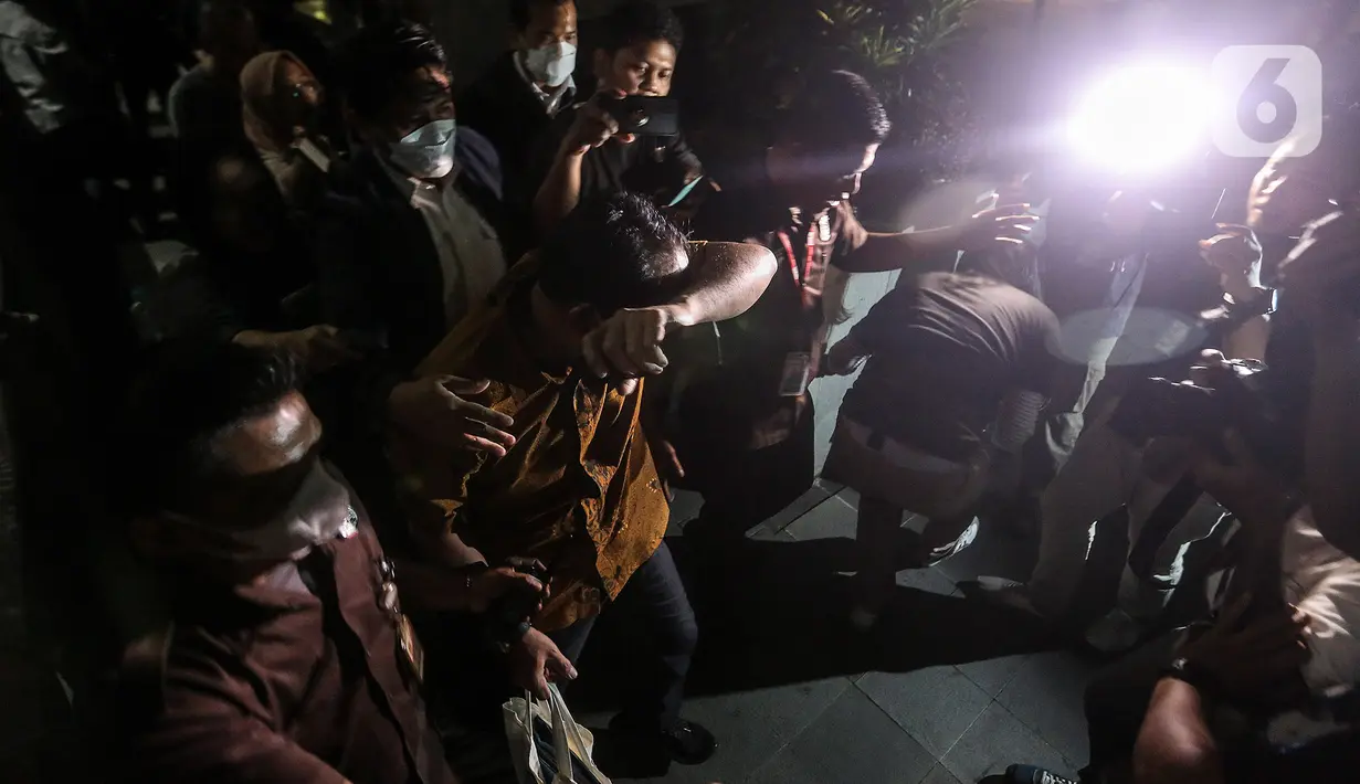 Dicecar pertanyaan lain, dia ogah menjawab. Idris irit bicara terkait kasus ini. (Liputan6.com/Johan Tallo)