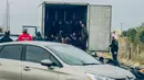Para migran berada di dalam  truk berpendingin yang ditemukan oleh polisi di sebuah jalan tol, Yunani utara, Senin (4/11/2019). Penemuan setelah polisi menghentikan truk untuk pemeriksaan rutin dan menemukan sebanyak 41 migran yang diduga dari Afghanistan. (Stavros Karypidis/xanthinews.gr via AP)
