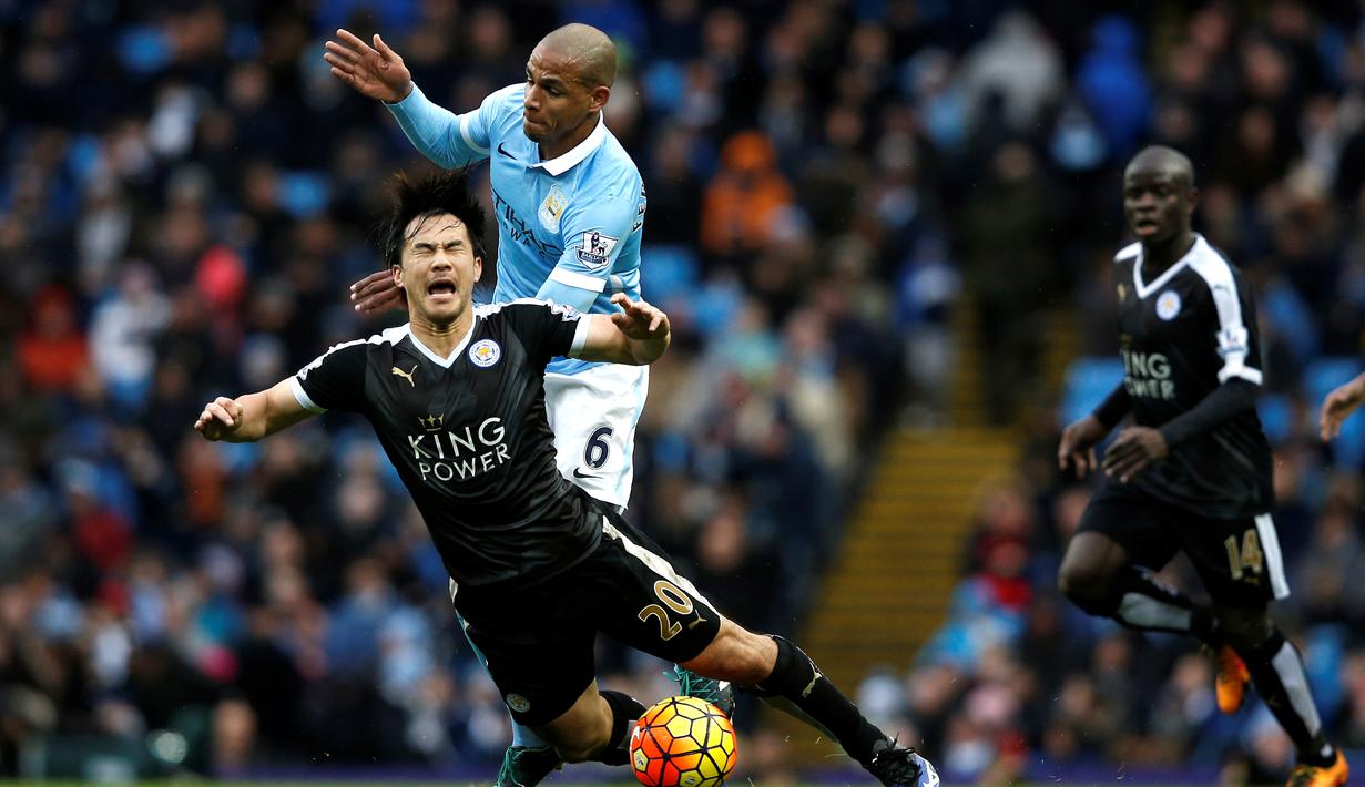 Pemain Manchester City, Fernando (kanan), melanggar pemain Leicester City, Shinji Okazaki, dalam lanjutan Liga Inggris di Stadion Etihad, Manchester, Sabtu (6/2/2016) malam WIB. (AFP/Adrian Dennis)