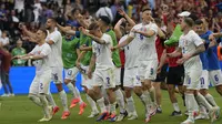 Selebrasi para pemain Timnas Slovakia merayakan kemenangan 1-0 atas Timnas Belgia setelah berakhirnya laga Grup E Euro 2024 di Waldstadion, Frankfurt, Jerman, Senin (17/6/2024). (AP Photo/Michael Probst)