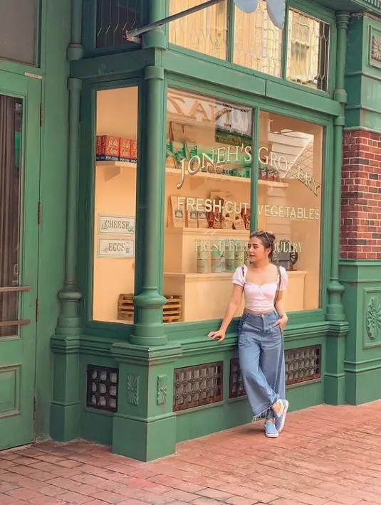 Tampil kekinian, Prilly memadukan blouse sabrina dengan kulot jeans. OOTD Prilly ini paling cocok untuk liburan! (Instagram/prillylatuconsina96).