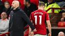 Pemain Manchester United, Rasmus Hojlund (kanan) berjalan ke luar lapangan setelah diganti oleh pelatih Erik ten Haag pada laga lanjutan Liga Inggris 2023/2024 melawan Luton Town di Old Trafford, Manchester, Inggris, 11 November 2023. (AFP/Oli Scarff)