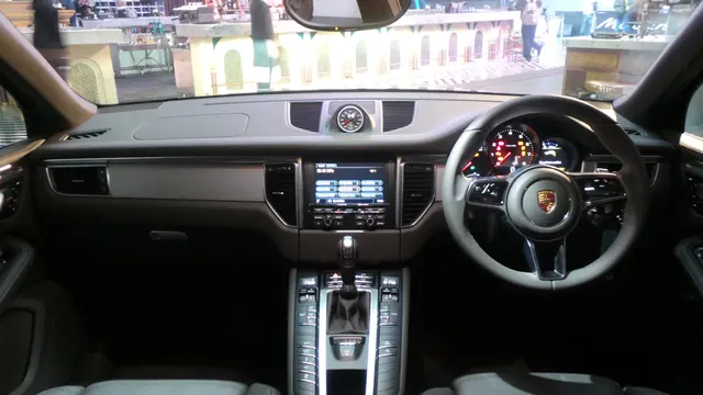 Menguliti Kasta Teratas Porsche Macan, Ini Jeroannya