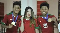 Via Vallen bersama dua pemain timnas U-16, Bagas dan Bagus [foto: instagram/timnasu16.ofc]