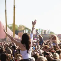 Pengin nonton konser musik tapi bingung sama dandanannya, mungkin inilah yang Anda butuhkan. (Ilustrasi: lesondelair.org)