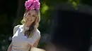 Naomi Rees mengenakan topi bunga berpose setelah tiba untuk hari pertama acara balap kuda Royal Ascot, di Ascot Racecourse, di Ascot, Inggris, Selasa (14/6/2022). (AP Photo/Alastair Grant)