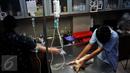 Setiap hari, para relawan Animal Defender secara bergantian mengurus hewan-hewan yang telah diselamatkan. Mulai dari memberi makan, memandikan hingga membawa ke dokter jika ada ada anjing ataupun kucing yang sakit. (Liputan6.com/Johan Tallo)