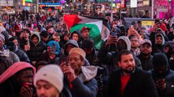 Ratusan umat muslim kembali berkumpul di Times Square New York pada Minggu, 2 Maret 2025. (Adam GRAY/AFP)
