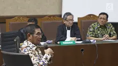Terpidana kasus suap kuota pembelian gula impor di Perum Bulog untuk terpidana Irman Gusman mendengarkan keterangan mantan Hakim MK Hamdan Zoelva dalam sidang PK di Pengadilan Tipikor, Jakarta, Rabu (31/10). (Liputan6.com/Herman Zakharia)