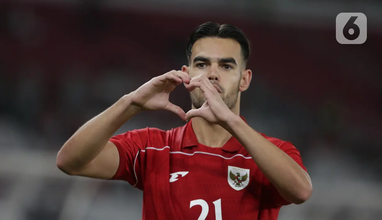 Tercatat enam kali pemain depan Timnas Indonesia U-23, Jens Raven berhasil merobek jala gawang Brunei Darussalam yang dikawal Muhd Khairul Hisyam bin Hj Norihwan. (Liputan6.com/Helmi Fithriansyah)