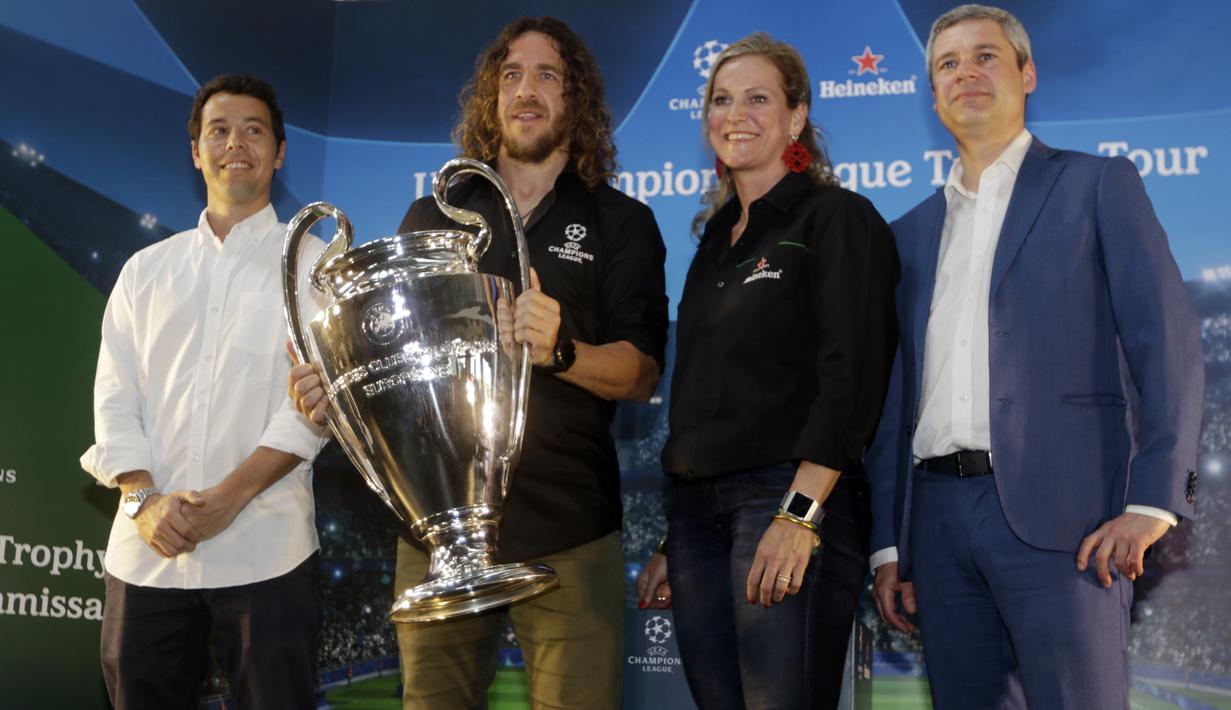 Legenda Barcelona, Carles Puyol, foto bersama Direktur Pemasaran PT Multi Bintang, Mariska Van Drooge, di Jakarta, Senin (11/3). Heineken memulai perhelatan UEFA Champions League Trophy Tour di Indonesia. (Bola.com/Vitalis Yogi Trisna)