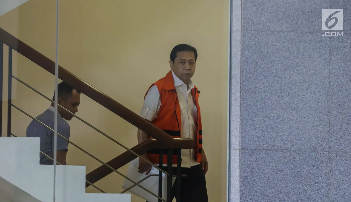 Terdakwa kasus korupsi proyek e-KTP Setya Novanto saat tiba di Gedung KPK, Jakarta, Kamis (4/1). Setnov hanya diam sembari tersenyum ketika ditanya soal eksepsinya yang ditolak hakim. (Liputan6.com/Faizal Fanani)