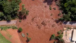 Pemandangan udara setelah banjir yang dipicu jebolnya bendungan di Brumadinho, Brasil, Jumat (25/1). Banjir menerjang deras ke kompleks bendungan, wilayah pertanian, dan permukiman yang ditinggali sejumlah pegawai tambang. (Bruno Correia/Nitro via AP)