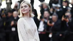 Aktris AS Elle Fanning tiba untuk Upacara Penutupan Festival Film Cannes ke-77 di Cannes, Prancis selatan, pada 25 Mei 2024. (Sameer Al-Doumy / AFP)