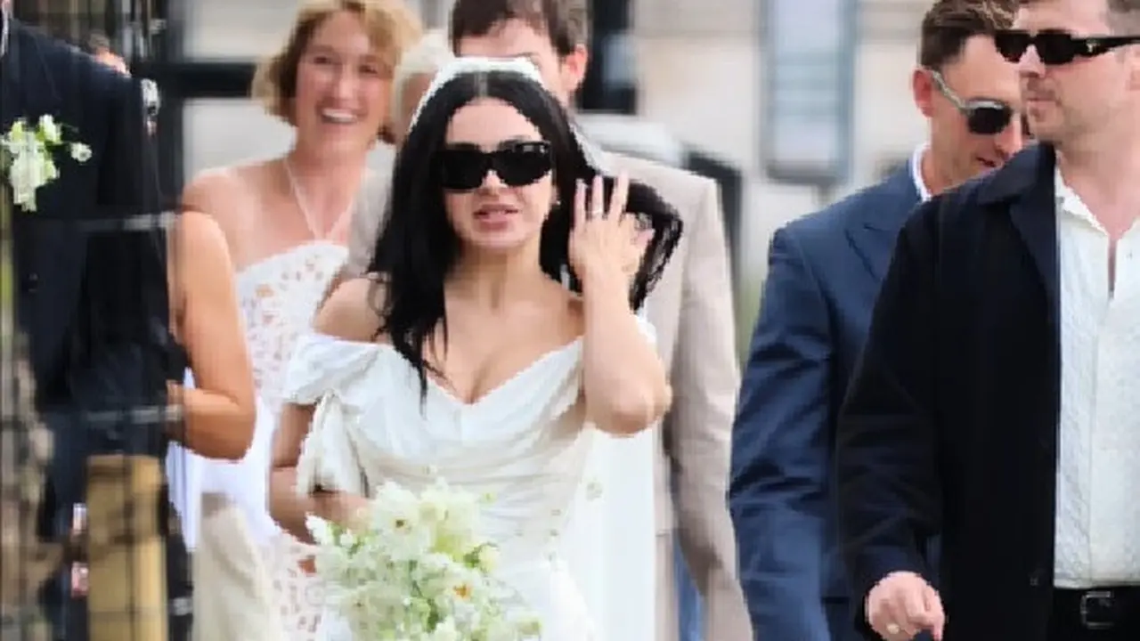 Busana Pengantin Nyentrik Charli XCX Saat Dinikahi George Daniel The 1975, Langsung Nongkrong di Restoran